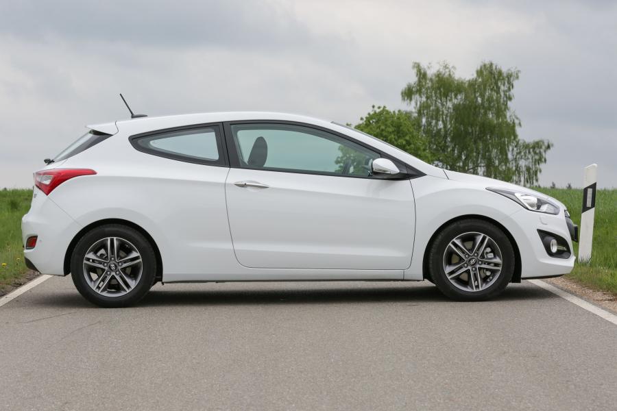  Hyundai i30 Coupe 2015 года  (фото 13 из 19)